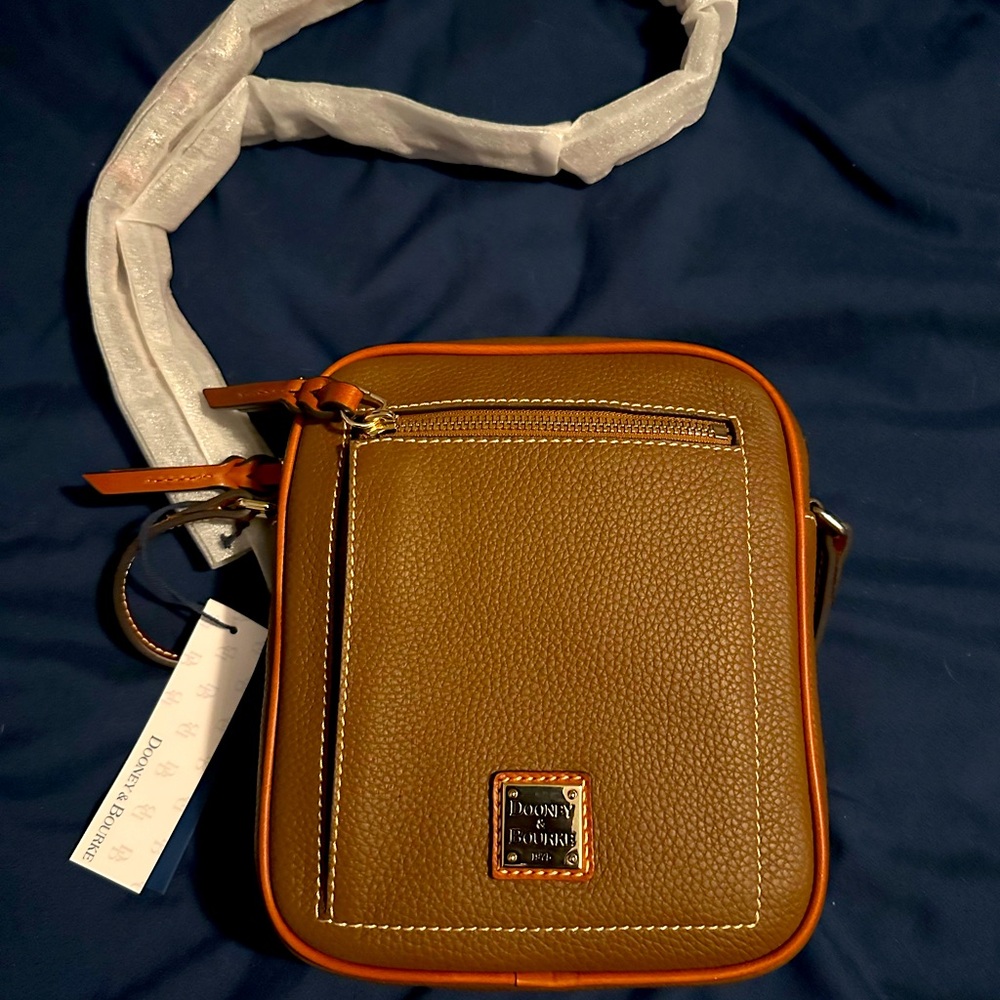 NWT Dooney and Bourke Pebble Grain Camera Bag